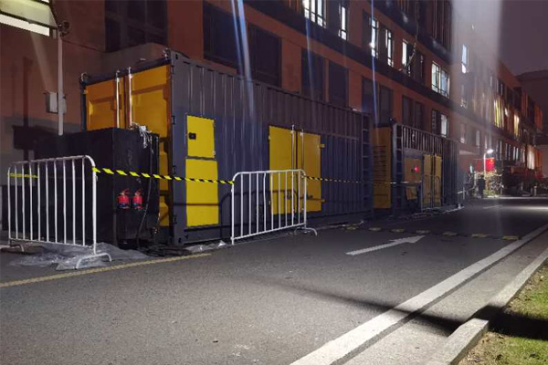 威宁柴油发电机组的输出电压是如何调节的？